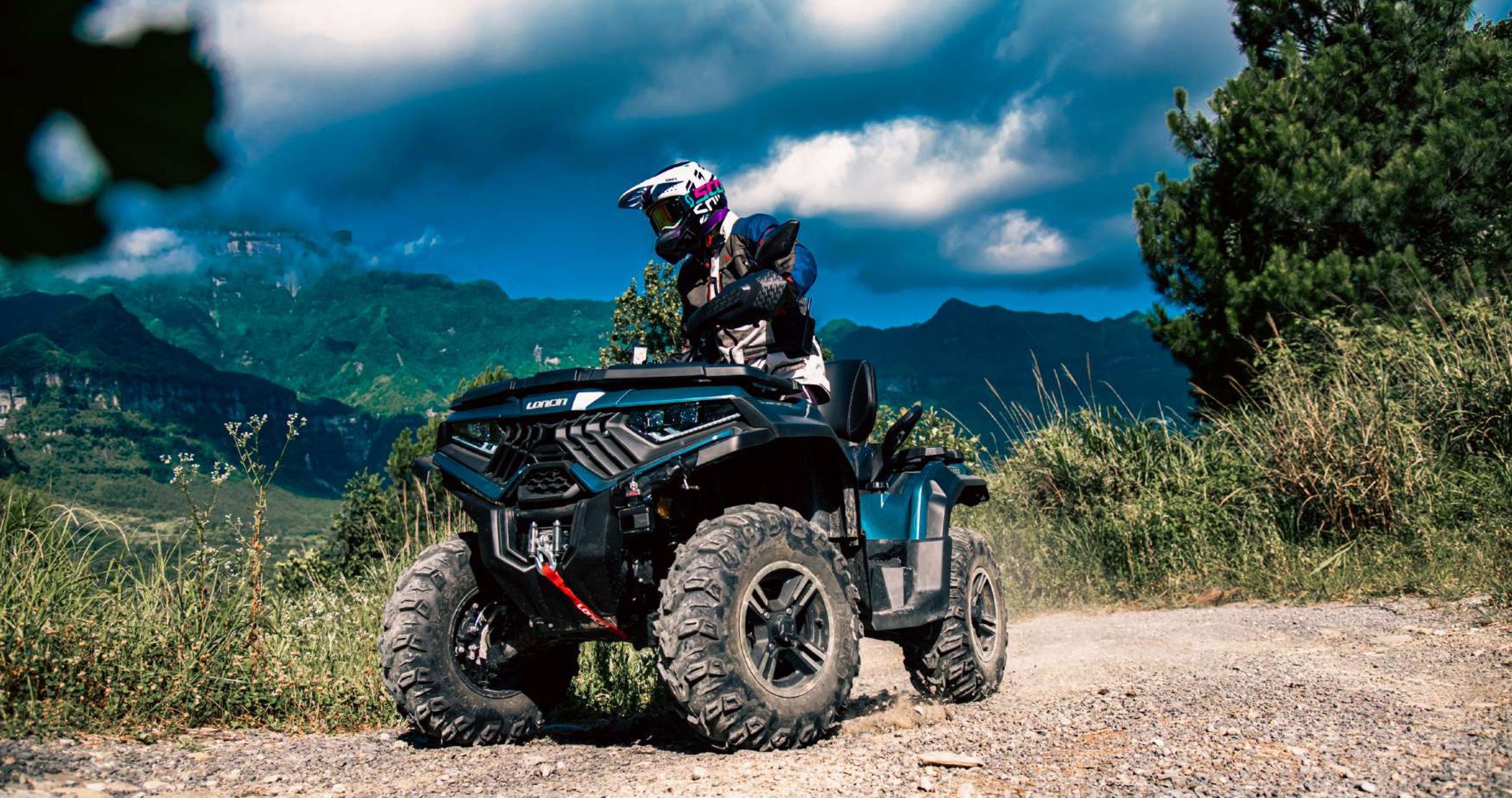 Квадроцикл Loncin с водителем на горной дороге